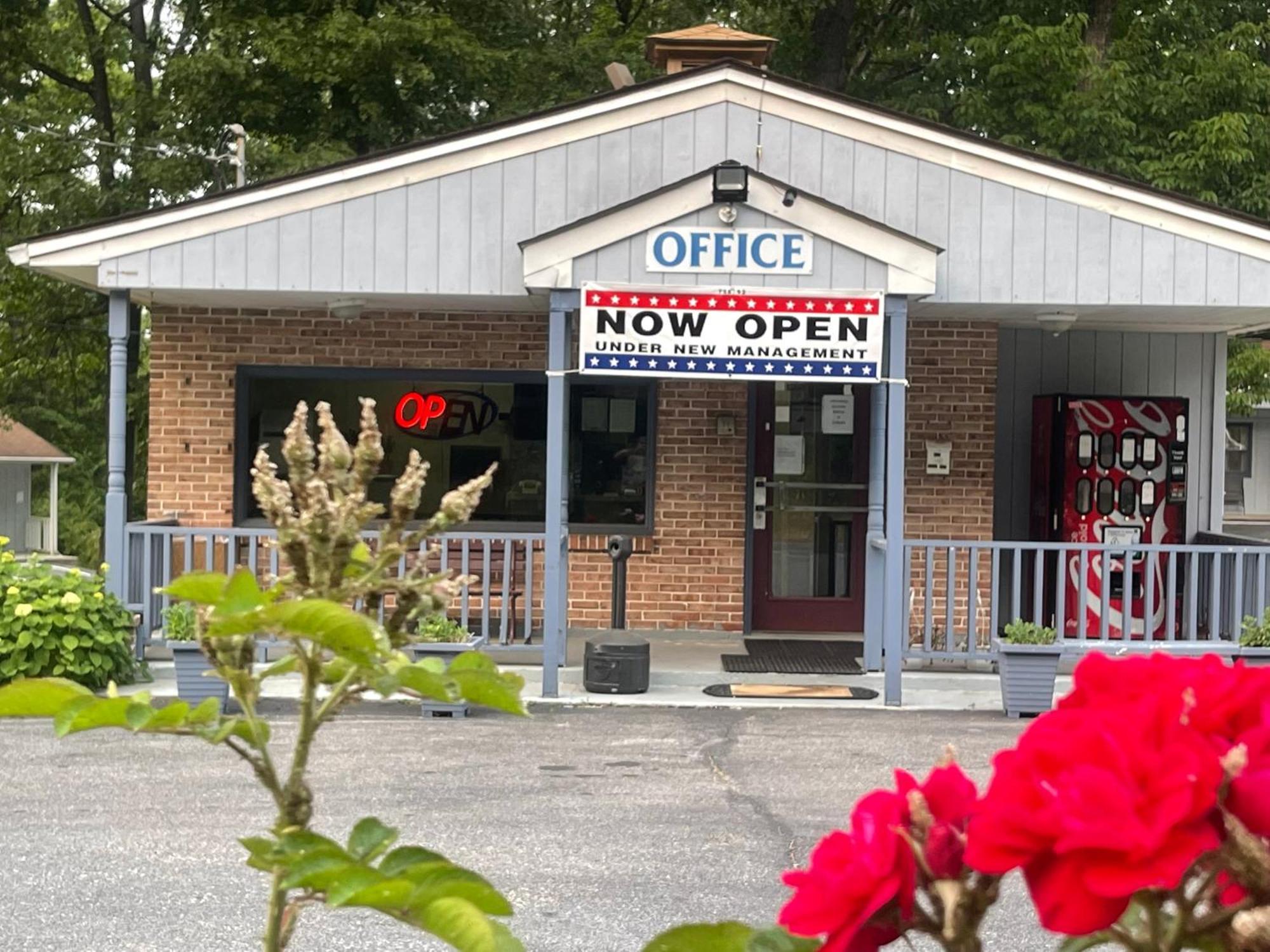 Pennswoods Inn Manheim Bagian luar foto