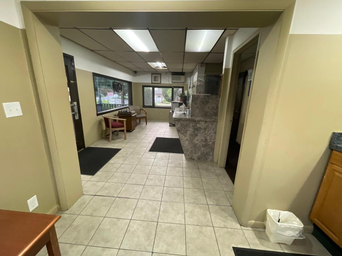 Pennswoods Inn Manheim Bagian luar foto