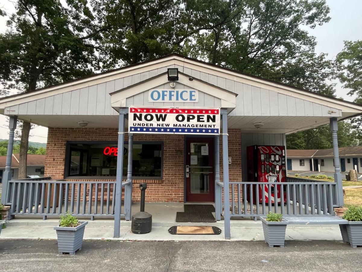 Pennswoods Inn Manheim Bagian luar foto