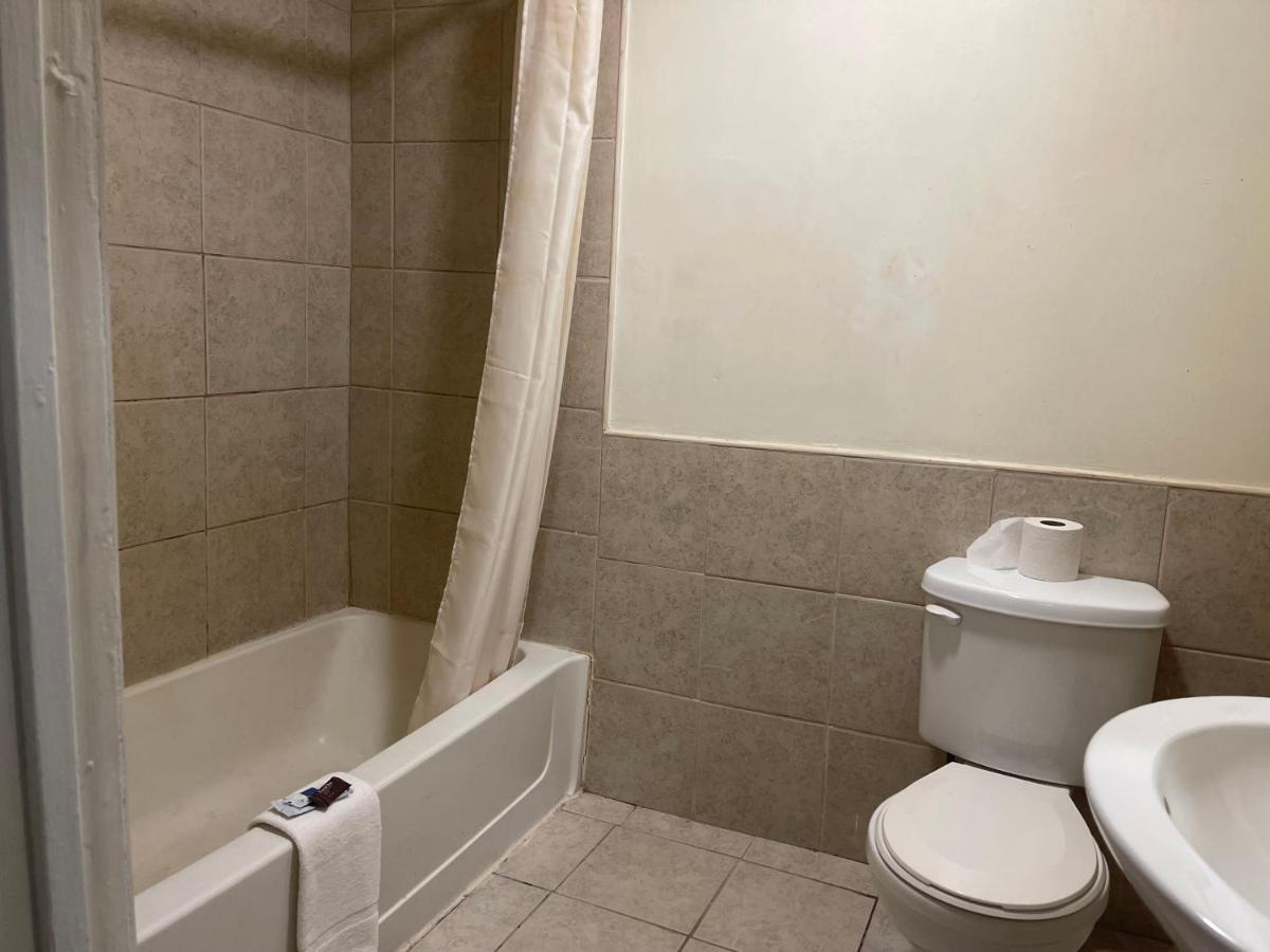 Pennswoods Inn Manheim Bagian luar foto