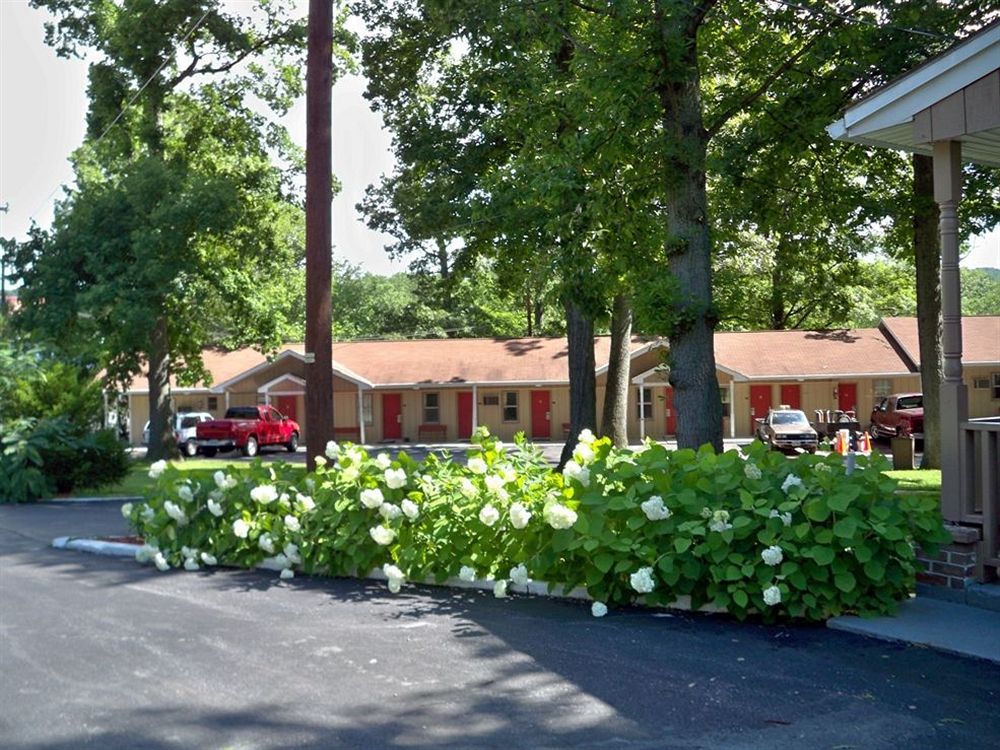 Pennswoods Inn Manheim Bagian luar foto