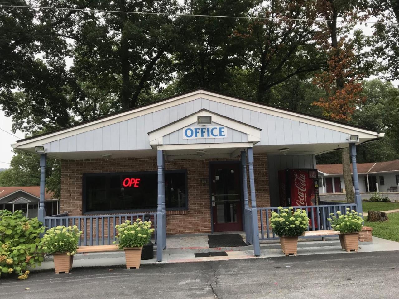 Pennswoods Inn Manheim Bagian luar foto